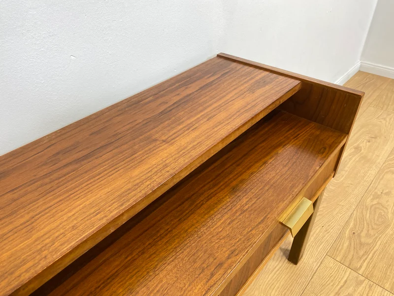 WMK # Stilvolles und sehr gut erhaltenes skandinavisches 1970er Jahre Lowboard mit Schubladen und formschönen Messinggriffen