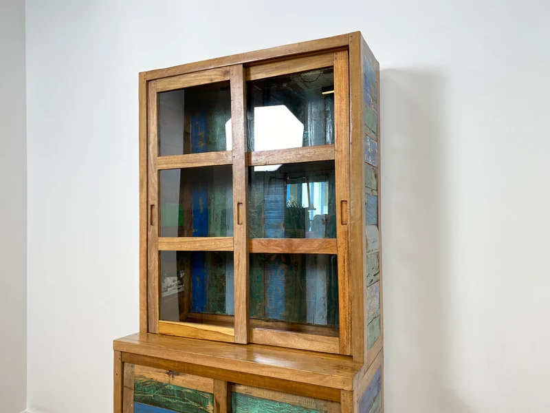 Boatwood by WMK # Sehr schöne Vitrine mit Schiebetüren, ein aus altem Bootsholz handgefertigtes Unikat aus massivem Teakholz