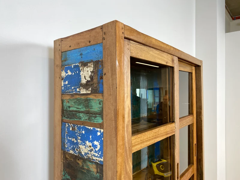 Boatwood by WMK # Sehr schöne Vitrine mit Schiebetüren, ein aus altem Bootsholz handgefertigtes Unikat aus massivem Teakholz