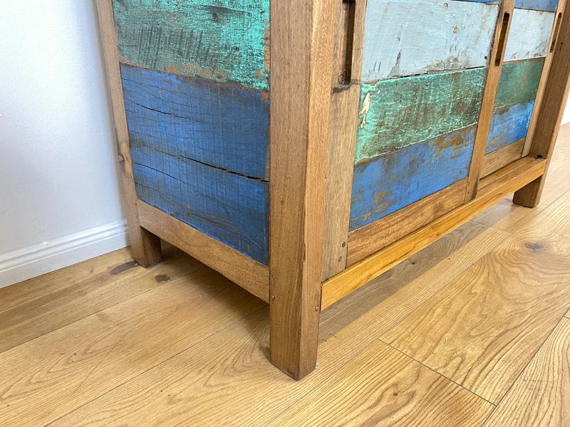 Boatwood by WMK # Sehr schöne Vitrine mit Schiebetüren, ein aus altem Bootsholz handgefertigtes Unikat aus massivem Teakholz