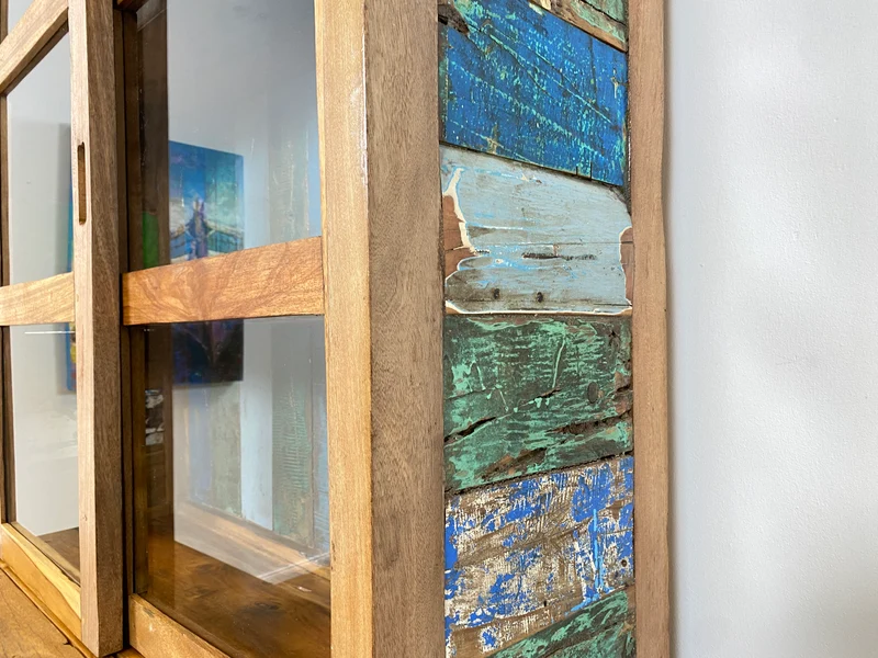 Boatwood by WMK # Sehr schöne Vitrine mit Schiebetüren, ein aus altem Bootsholz handgefertigtes Unikat aus massivem Teakholz
