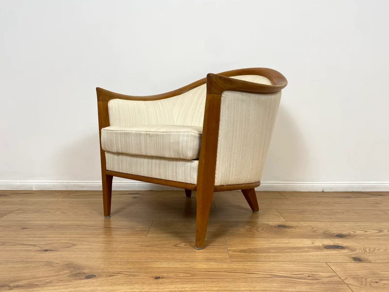 WMK Sehr eleganter und gut erhaltener skandinavisches Mid-Century Sessel mit edlem Holzrahmen aus Teak & weißem Originalbezug