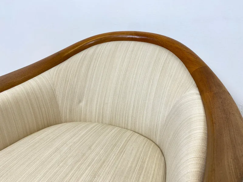 WMK Sehr eleganter und gut erhaltener skandinavisches Mid-Century Sessel mit edlem Holzrahmen aus Teak & weißem Originalbezug