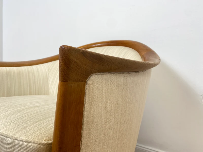 WMK Sehr eleganter und gut erhaltener skandinavisches Mid-Century Sessel mit edlem Holzrahmen aus Teak & weißem Originalbezug