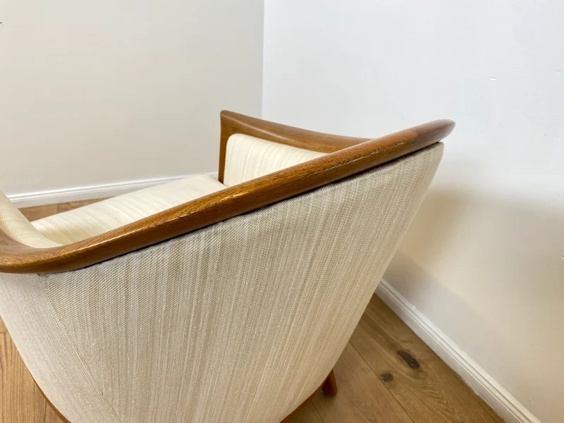 WMK Sehr eleganter und gut erhaltener skandinavisches Mid-Century Sessel mit edlem Holzrahmen aus Teak & weißem Originalbezug