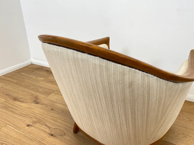 WMK Sehr eleganter und gut erhaltener skandinavisches Mid-Century Sessel mit edlem Holzrahmen aus Teak & weißem Originalbezug