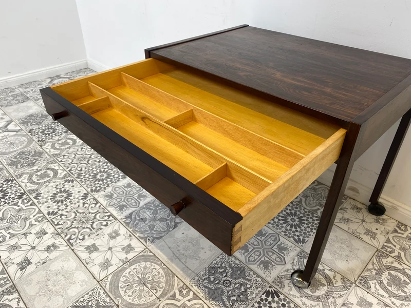WMK Minimalistische & sehr gut erhaltene skandinavische Nähkommode auf Rollen, in Palisander mit Schublade