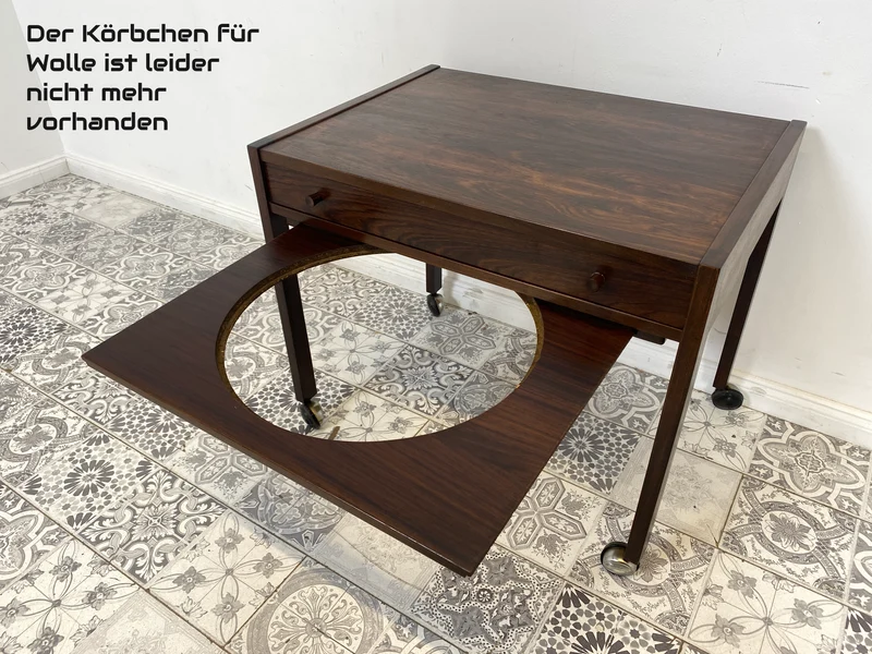WMK Minimalistische & sehr gut erhaltene skandinavische Nähkommode auf Rollen, in Palisander mit Schublade