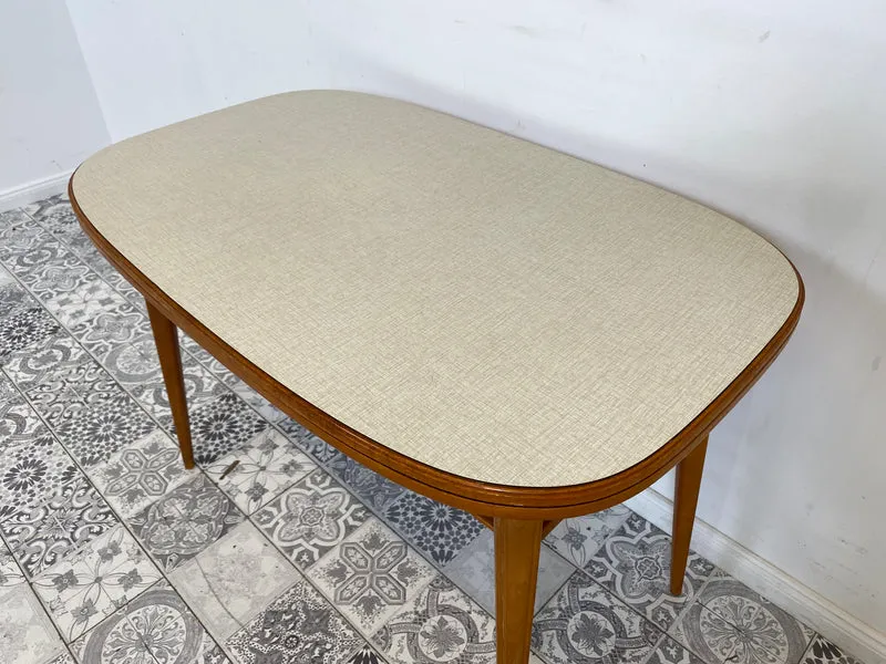 WMK Stilvoller und seltener Mid-Century Couchtisch mit wandelbarer Oberfläche aus Holz oder Resopal und praktischer Zeitungsablage