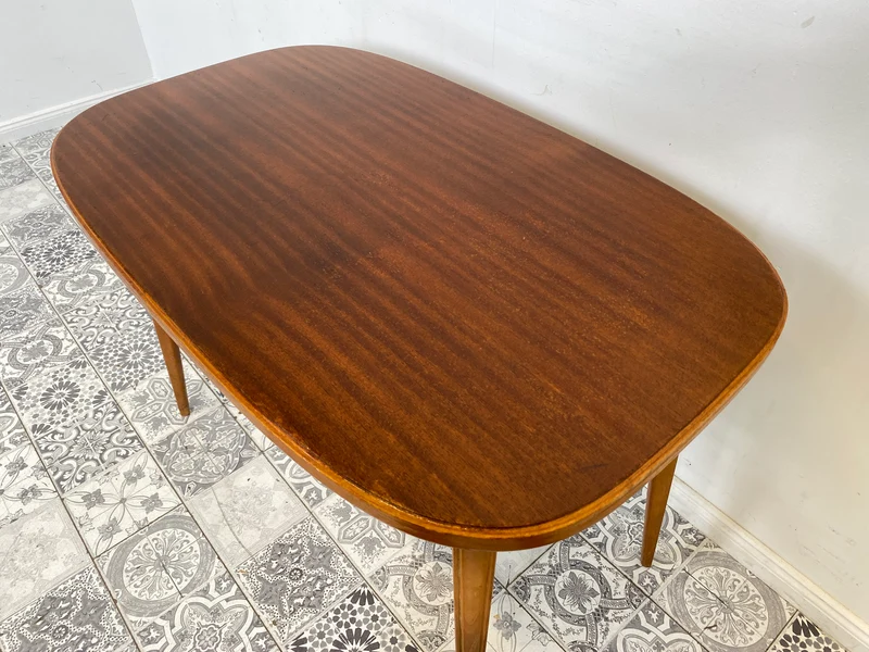 WMK Stilvoller und seltener Mid-Century Couchtisch mit wandelbarer Oberfläche aus Holz oder Resopal und praktischer Zeitungsablage