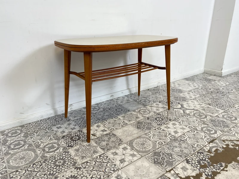 WMK Stilvoller und seltener Mid-Century Couchtisch mit wandelbarer Oberfläche aus Holz oder Resopal und praktischer Zeitungsablage
