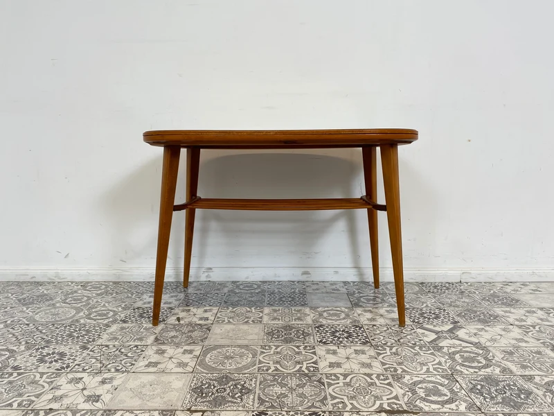 WMK Stilvoller und seltener Mid-Century Couchtisch mit wandelbarer Oberfläche aus Holz oder Resopal und praktischer Zeitungsablage