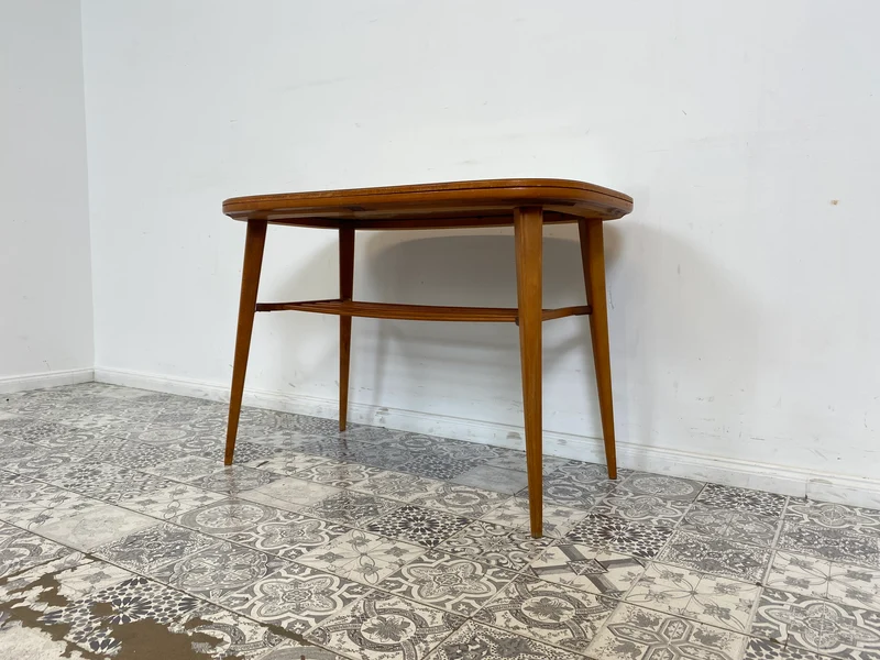 WMK Stilvoller und seltener Mid-Century Couchtisch mit wandelbarer Oberfläche aus Holz oder Resopal und praktischer Zeitungsablage