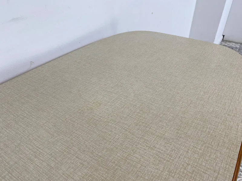 WMK Stilvoller und seltener Mid-Century Couchtisch mit wandelbarer Oberfläche aus Holz oder Resopal und praktischer Zeitungsablage