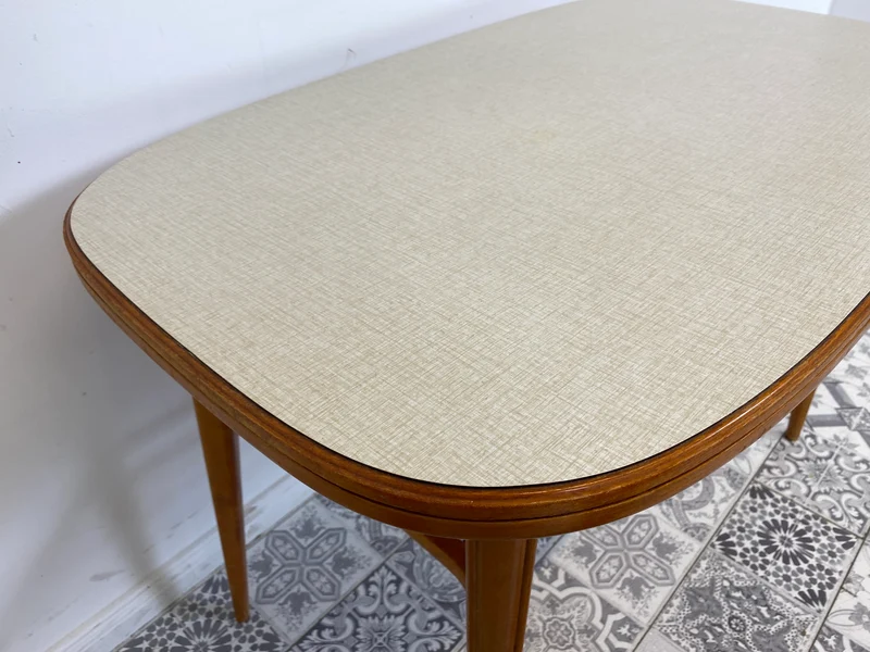 WMK Stilvoller und seltener Mid-Century Couchtisch mit wandelbarer Oberfläche aus Holz oder Resopal und praktischer Zeitungsablage