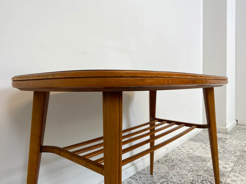 WMK Stilvoller und seltener Mid-Century Couchtisch mit wandelbarer Oberfläche aus Holz oder Resopal und praktischer Zeitungsablage