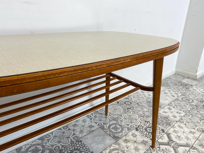 WMK Stilvoller und seltener Mid-Century Couchtisch mit wandelbarer Oberfläche aus Holz oder Resopal und praktischer Zeitungsablage