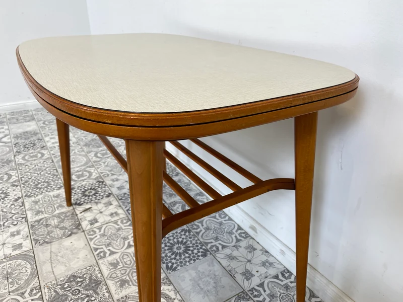 WMK Stilvoller und seltener Mid-Century Couchtisch mit wandelbarer Oberfläche aus Holz oder Resopal und praktischer Zeitungsablage