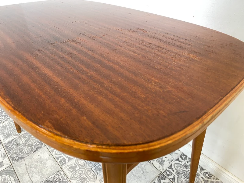 WMK Stilvoller und seltener Mid-Century Couchtisch mit wandelbarer Oberfläche aus Holz oder Resopal und praktischer Zeitungsablage