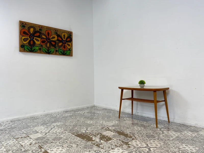 WMK Stilvoller und seltener Mid-Century Couchtisch mit wandelbarer Oberfläche aus Holz oder Resopal und praktischer Zeitungsablage