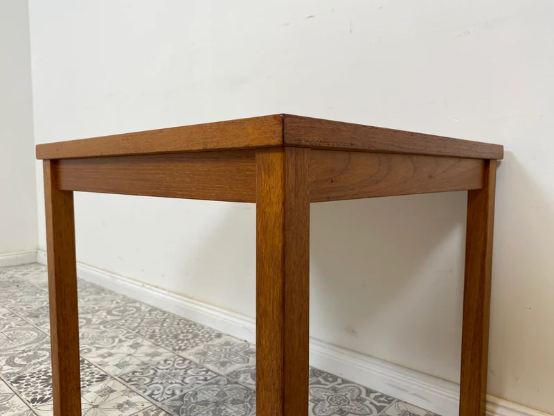 WMK Hübscher und gut erhaltener skandinavischer Couchtisch mit kunstvollen Fliesen und geraden Beinen