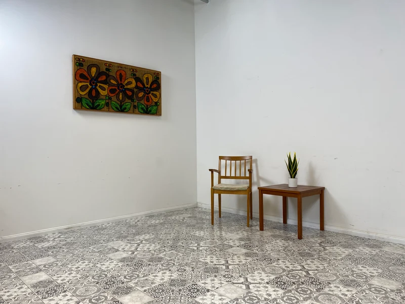 WMK Hübscher und gut erhaltener skandinavischer Couchtisch mit kunstvollen Fliesen und geraden Beinen