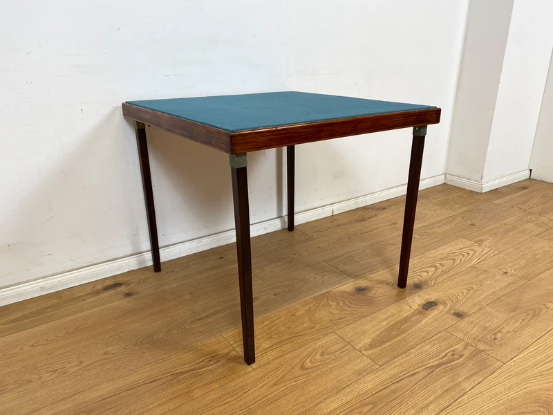 WMK Platzsparender und sehr gut erhaltener Mid-Century Spieltisch mit einklappbaren Tischbeinen und neu bespannter Tischplatte