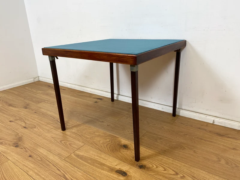 WMK Platzsparender und sehr gut erhaltener Mid-Century Spieltisch mit einklappbaren Tischbeinen und neu bespannter Tischplatte