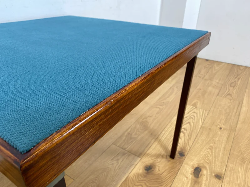 WMK Platzsparender und sehr gut erhaltener Mid-Century Spieltisch mit einklappbaren Tischbeinen und neu bespannter Tischplatte