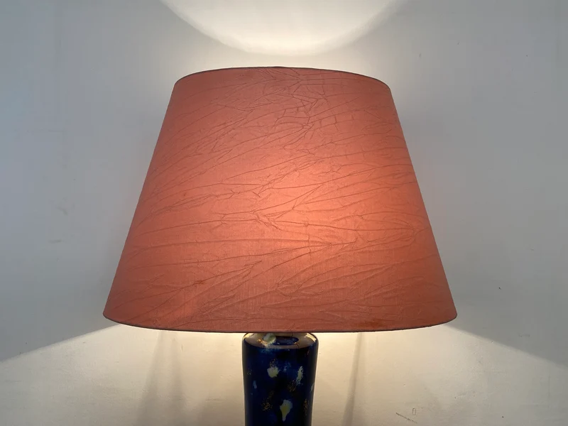WMK Große und sehr interessante Retro Tischlampe mit rosa Lampenschirm und kunstvollem Lampenfuß aus Glas