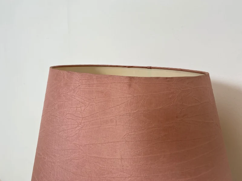 WMK Große und sehr interessante Retro Tischlampe mit rosa Lampenschirm und kunstvollem Lampenfuß aus Glas
