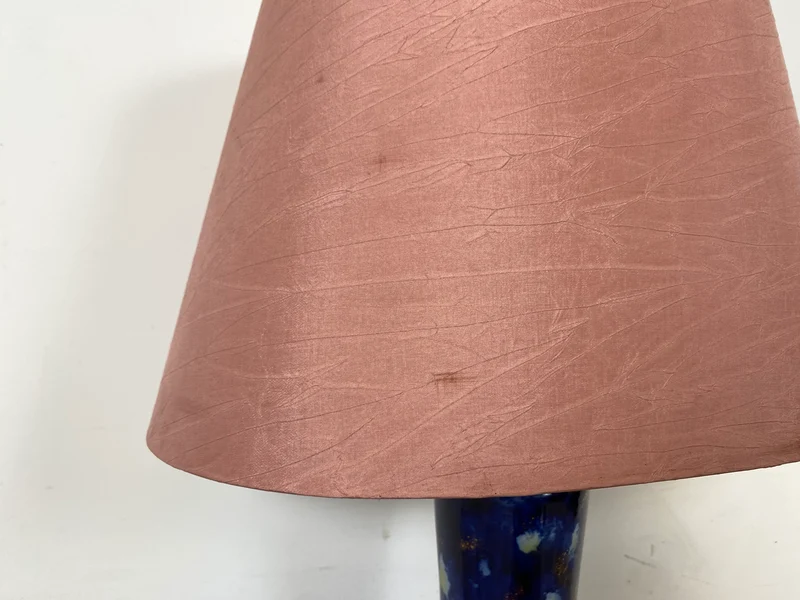 WMK Große und sehr interessante Retro Tischlampe mit rosa Lampenschirm und kunstvollem Lampenfuß aus Glas
