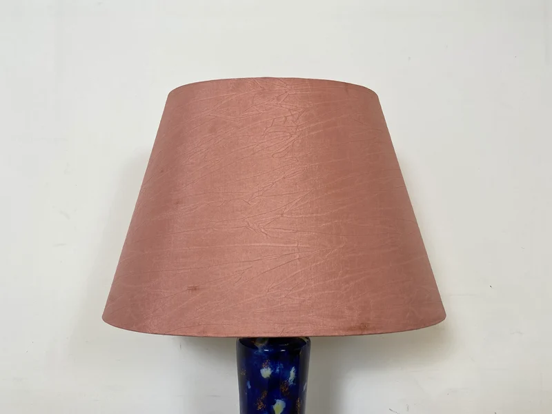 WMK Große und sehr interessante Retro Tischlampe mit rosa Lampenschirm und kunstvollem Lampenfuß aus Glas