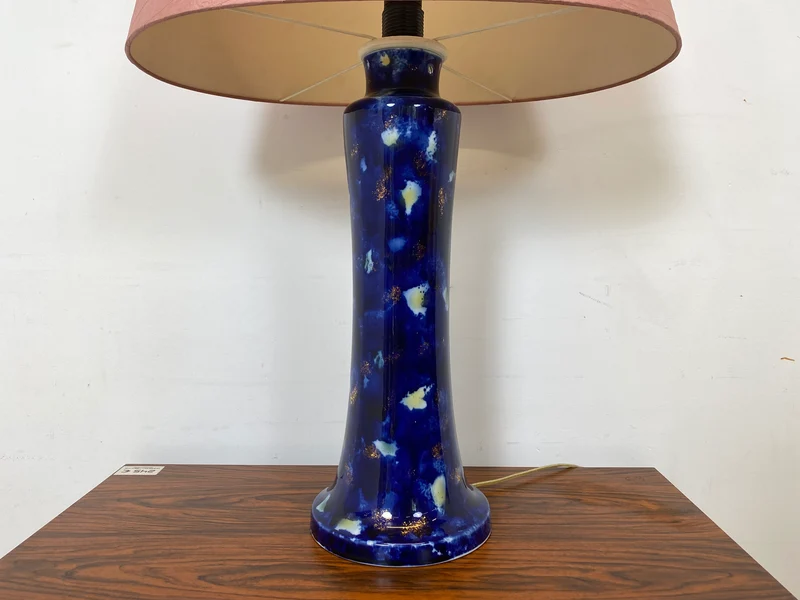 WMK Große und sehr interessante Retro Tischlampe mit rosa Lampenschirm und kunstvollem Lampenfuß aus Glas