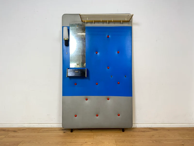 WMK Schöne & gut erhaltene Rockabilly Flurgarderobe mit schönem blauem Kunstlederbezug, Hutablage aus Messing, Spiegel (blind) & Lampe