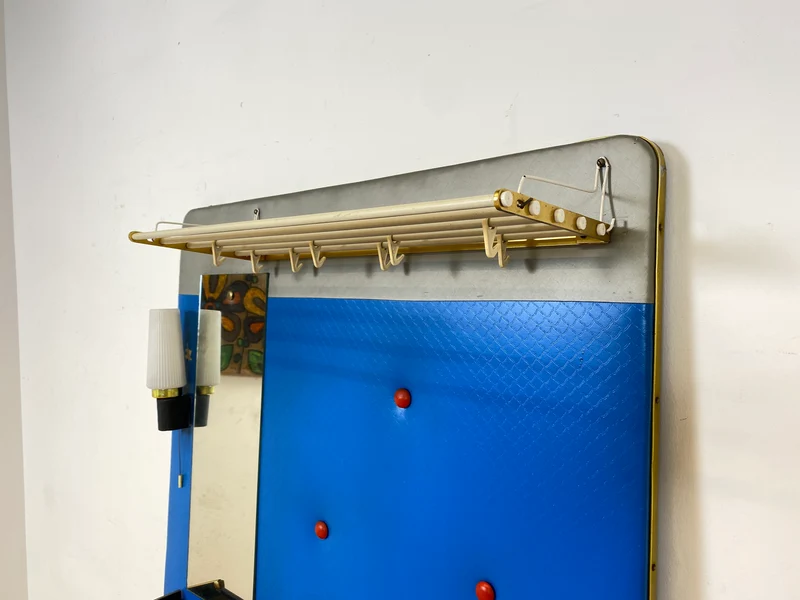 WMK Schöne & gut erhaltene Rockabilly Flurgarderobe mit schönem blauem Kunstlederbezug, Hutablage aus Messing, Spiegel (blind) & Lampe