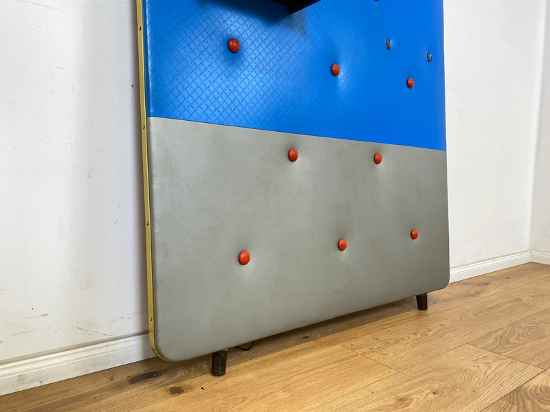 WMK Schöne & gut erhaltene Rockabilly Flurgarderobe mit schönem blauem Kunstlederbezug, Hutablage aus Messing, Spiegel (blind) & Lampe