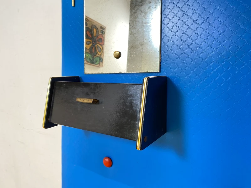 WMK Schöne & gut erhaltene Rockabilly Flurgarderobe mit schönem blauem Kunstlederbezug, Hutablage aus Messing, Spiegel (blind) & Lampe