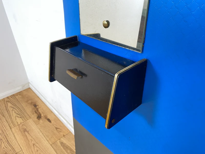 WMK Schöne & gut erhaltene Rockabilly Flurgarderobe mit schönem blauem Kunstlederbezug, Hutablage aus Messing, Spiegel (blind) & Lampe