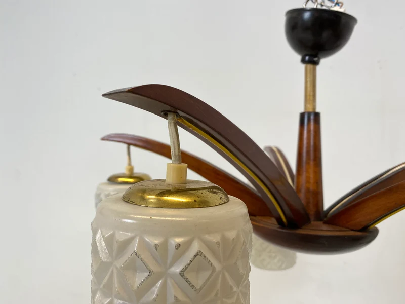 WMK Sehr schöner und gut erhaltener 5-armiger 60er Jahre Kronleuchter aus Holz und Messing mit weißen Glasschirmen