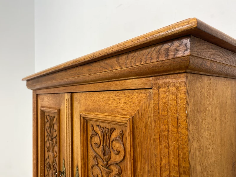 WMK Edler und sehr gut erhaltener antiker Stollenschrank aus Dänemark in massiver Eiche mit Schublade & Messingbeschlägen