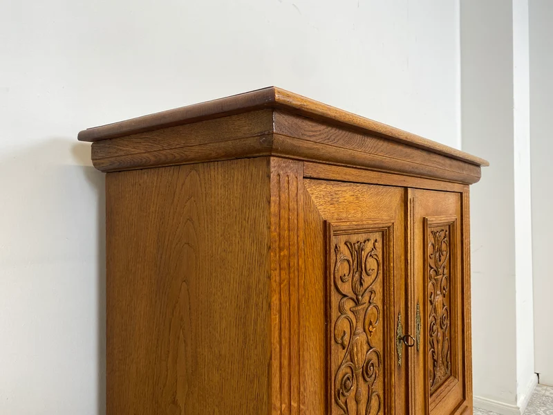 WMK Edler und sehr gut erhaltener antiker Stollenschrank aus Dänemark in massiver Eiche mit Schublade & Messingbeschlägen