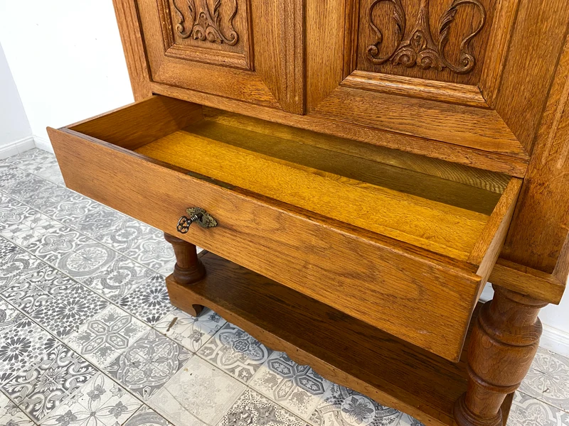 WMK Edler und sehr gut erhaltener antiker Stollenschrank aus Dänemark in massiver Eiche mit Schublade & Messingbeschlägen