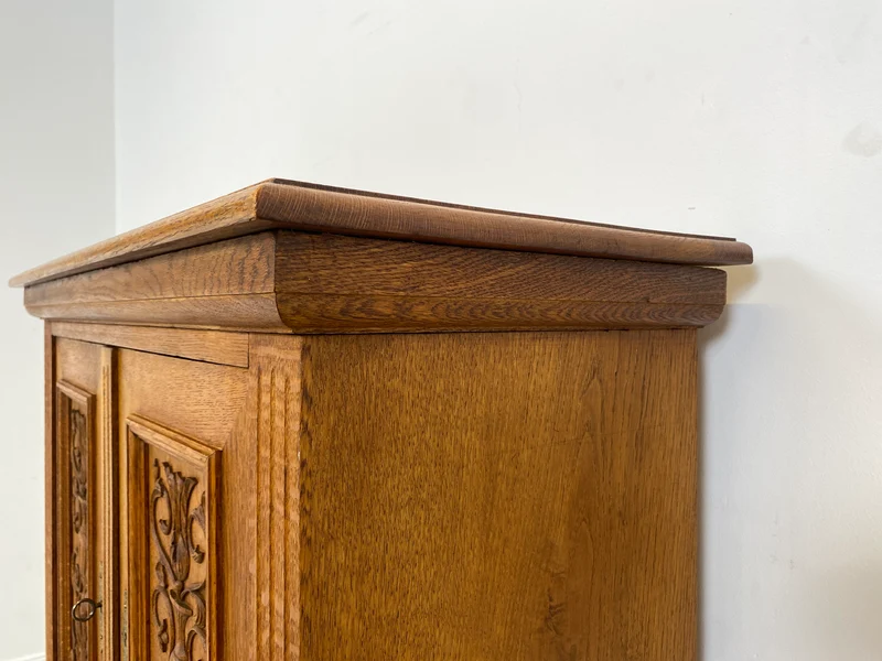 WMK Edler und sehr gut erhaltener antiker Stollenschrank aus Dänemark in massiver Eiche mit Schublade & Messingbeschlägen