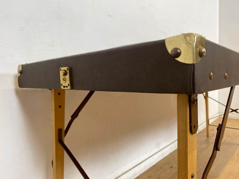 WMK Stilechte & sehr gut erhaltene mobile Mid-Century Massageliege in praktischen mit Kunstleder bezogenem Koffer