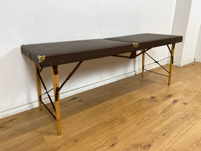 WMK Stilechte & sehr gut erhaltene mobile Mid-Century Massageliege in praktischen mit Kunstleder bezogenem Koffer