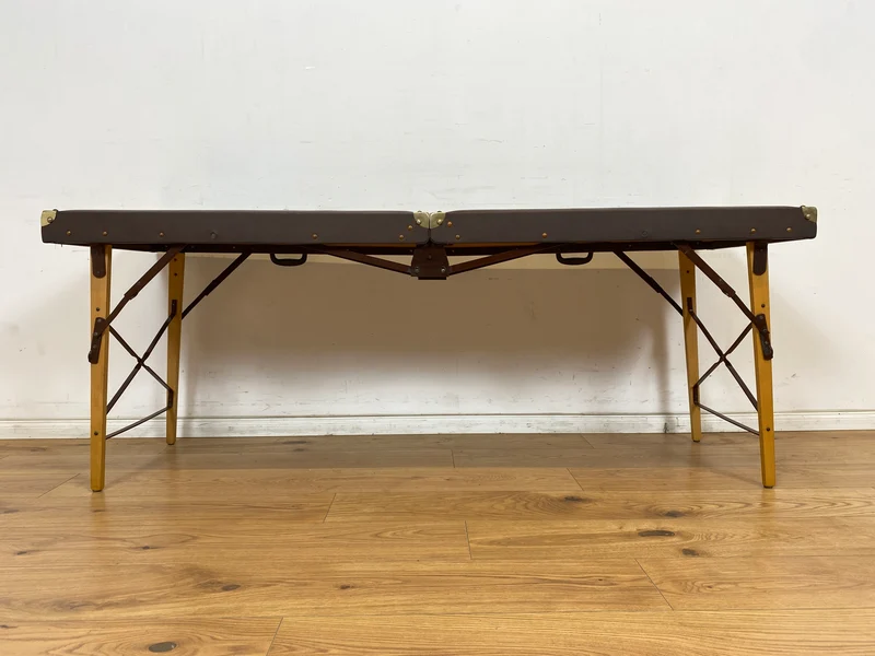 WMK Stilechte & sehr gut erhaltene mobile Mid-Century Massageliege in praktischen mit Kunstleder bezogenem Koffer