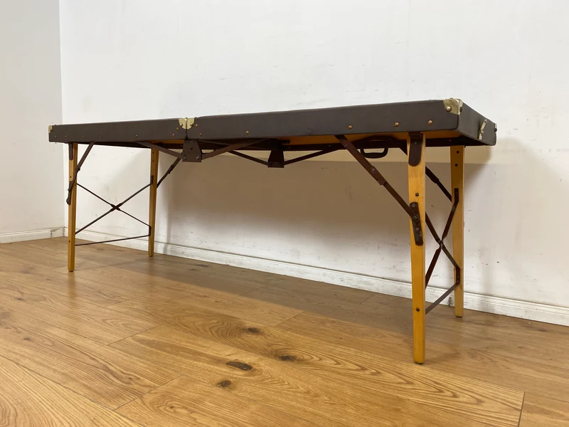 WMK Stilechte & sehr gut erhaltene mobile Mid-Century Massageliege in praktischen mit Kunstleder bezogenem Koffer