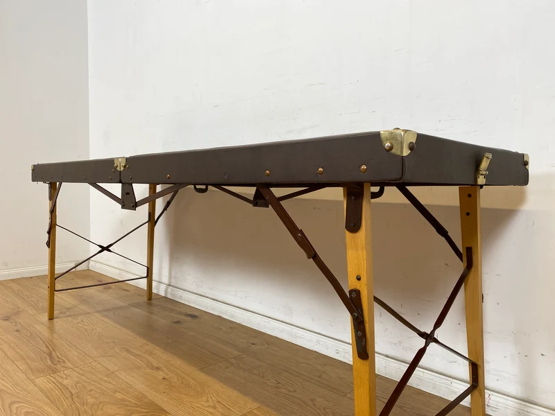WMK Stilechte & sehr gut erhaltene mobile Mid-Century Massageliege in praktischen mit Kunstleder bezogenem Koffer