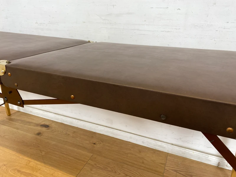 WMK Stilechte & sehr gut erhaltene mobile Mid-Century Massageliege in praktischen mit Kunstleder bezogenem Koffer